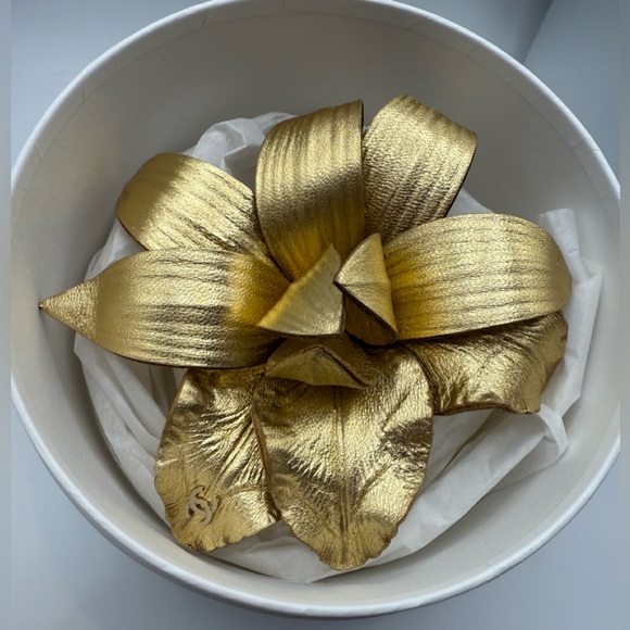 New! Chanel Gold Leather brooch limited to Europe - Picture 2 of 9